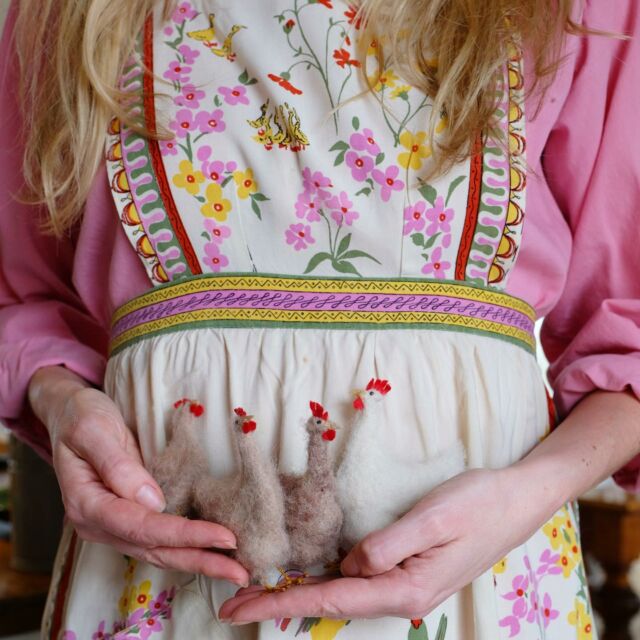 Påsk, helt klart en favorit. Ett litet löfte om att vår och sommar ligger runt hörnet. 

Skulle väldigt gärna ha egna höns men får nöja mig med små ulliga…

#needlefelting #feltedanimals #nåltovning #felted #woolsculpture #needlecraft #feltedwool #woolart #finerart #needlefelted #needlefetedanimals #fibreart #softsculpture #textileart #artdoll #animalart #wool #felting #artdolls #dollmakers #wethedollmakers #tovat #ull #tovadedjur #påskpyssel